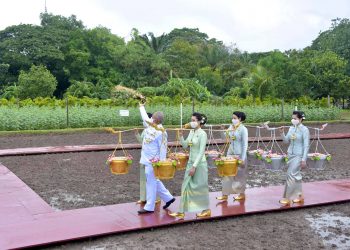พิธีหว่านเมล็ดพันธุ์ข้าวในแปลงนาสาธิต สวนจิตรลดา