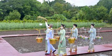 พิธีหว่านเมล็ดพันธุ์ข้าวในแปลงนาสาธิต สวนจิตรลดา