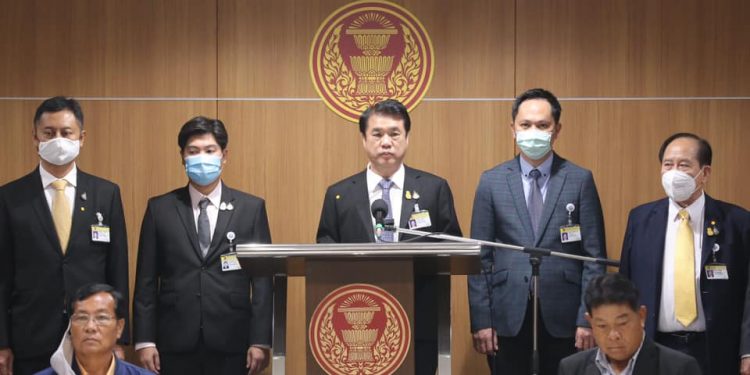 ชาวไร่อ้อยซึ่งใจแห่ขอบคุณ “สุริยะ” หลังรัฐบาลช่วยเยียวยาเกษตรกร